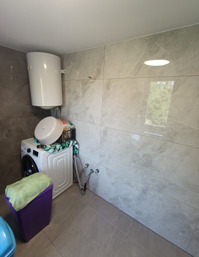 Kopalnica pred prenovo s pralnim strojem – izhodiščno stanje prostora Mizart mizarstvo Pesnica pri Mariboru