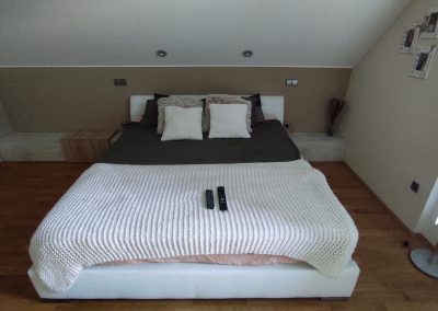 Mizart mizarstvo po meri – obposteljni elementi in nočne omarice po meri v sodobni spalnici