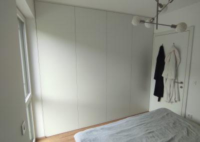 Vgradna bela garderobna omara po meri v spalnici – Mizart mizarstvo